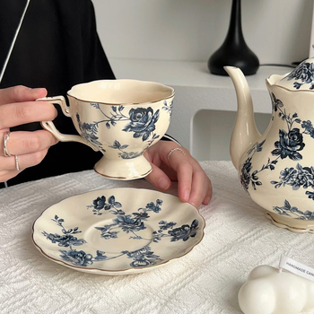 Keramická súprava kávových šálok s podšálkou a konvičkou na čaj, vintage štýl, jednoduchý dizajn, na popoludňajší čaj.