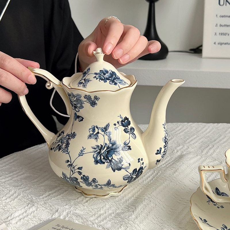 Keramická súprava kávových šálok s podšálkou a konvičkou na čaj, vintage štýl, jednoduchý dizajn, na popoludňajší čaj.