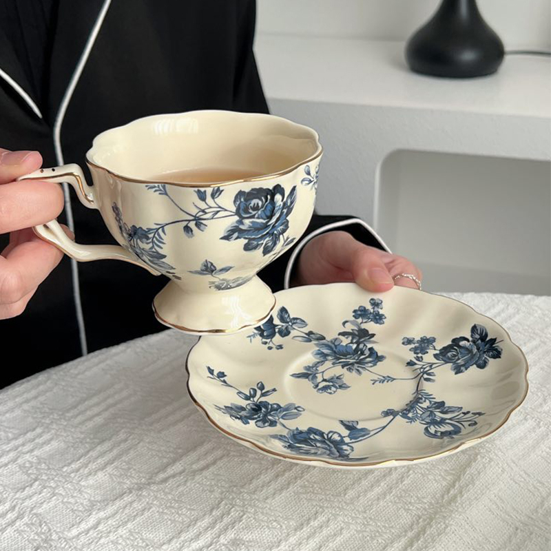 Keramická súprava kávových šálok s podšálkou a konvičkou na čaj, vintage štýl, jednoduchý dizajn, na popoludňajší čaj.