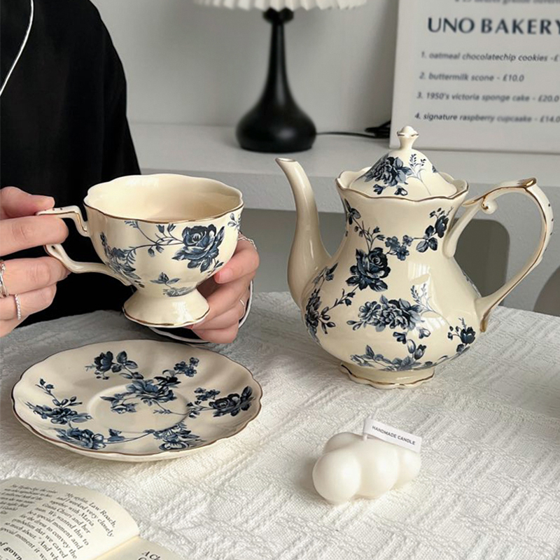 Keramická súprava kávových šálok s podšálkou a konvičkou na čaj, vintage štýl, jednoduchý dizajn, na popoludňajší čaj.