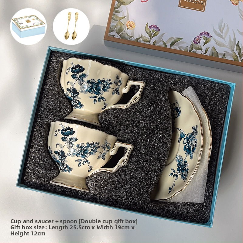 Keramická súprava kávových šálok s podšálkou a konvičkou na čaj, vintage štýl, jednoduchý dizajn, na popoludňajší čaj.