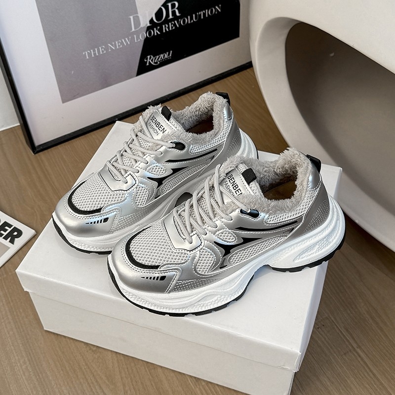 Dámske tenisky dad shoes – hrubá podrážka, PU medzipodrážka, vonkajšia podrážka z prírodnej gumy, vrchná časť zo sieťoviny a syntetickej kože, zapínanie na šnúrky