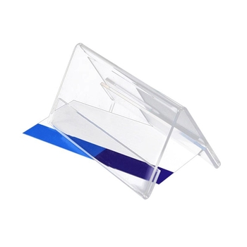 Štít s menom študenta s V-tvarným trojuholníkom pre miesto sedenia (akryl; výstavná stojan; stolný displej)