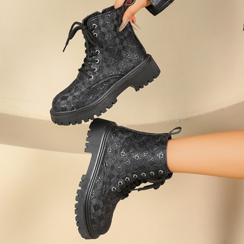 Martin Boots su PU viršutine dalimi, gumos padas, apvalus pirštas, vidutinio kulno aukštis 3–5 cm, žemas dizainas