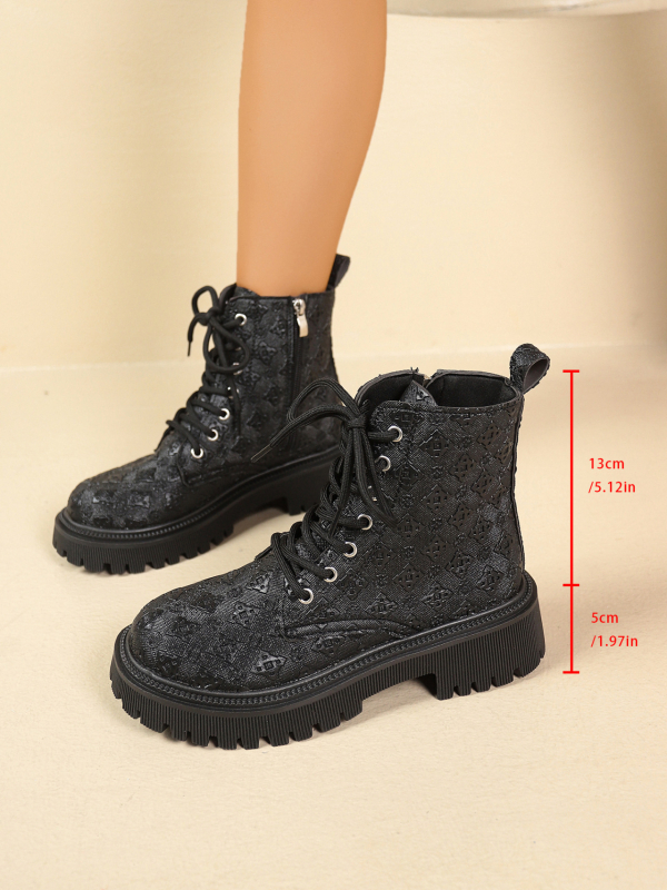 Martin Boots su PU viršutine dalimi, gumos padas, apvalus pirštas, vidutinio kulno aukštis 3–5 cm, žemas dizainas