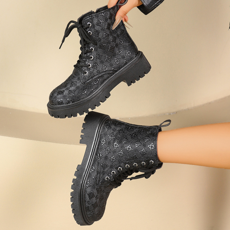 Martin Boots su PU viršutine dalimi, gumos padas, apvalus pirštas, vidutinio kulno aukštis 3–5 cm, žemas dizainas