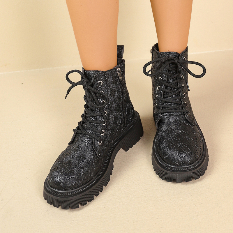 Martin Boots su PU viršutine dalimi, gumos padas, apvalus pirštas, vidutinio kulno aukštis 3–5 cm, žemas dizainas