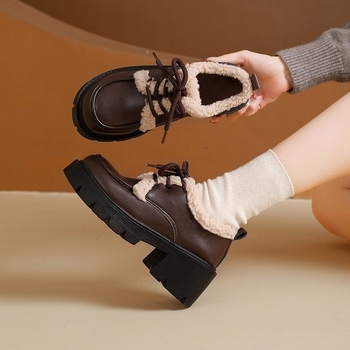 Női bélelt loafer, PU felső rész és talp, slip-on, középmagas sarok, retro brit stílus