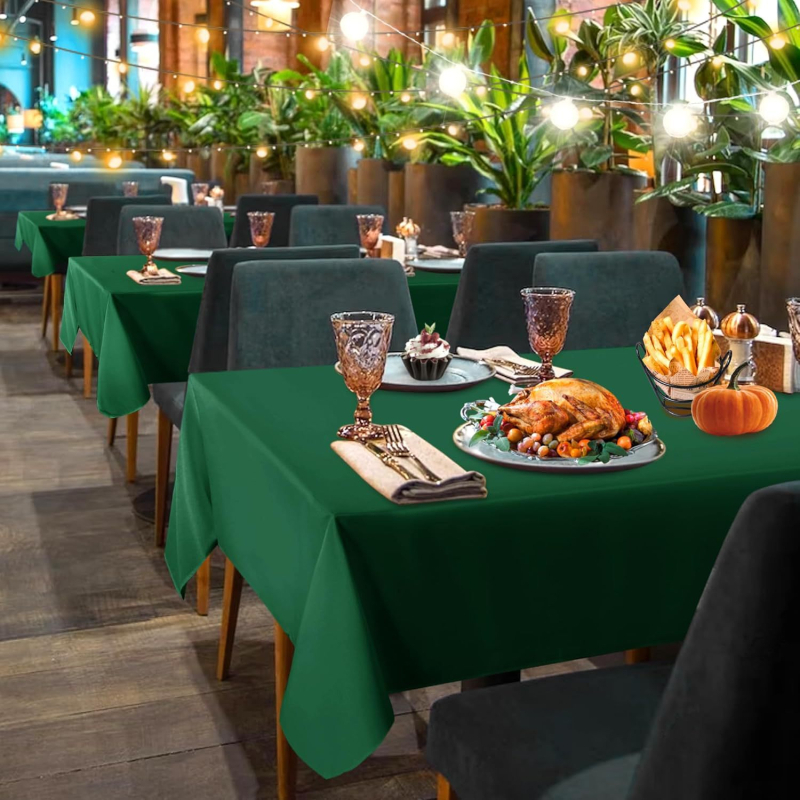 Ubrus z polyesteru; obdĺžnikový tvar; moderný minimalistický štýl; jednoliaty vzor.