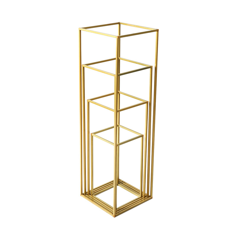 Stojany na rekvizity svadobné fotografovanie, súbor štyroch dielov s štvorcovými geometrickými rámami pre balóniky a kvety; kovová konštrukcia, uhlíková oceľ, vysoko teplotný náter, odolné voči pádom