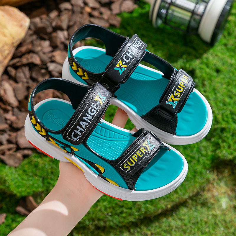 Detské plážové sandále - priedušný PVC vrchný diel, PVC podrážka, zapínanie na suchý zips, vzor s písmenami