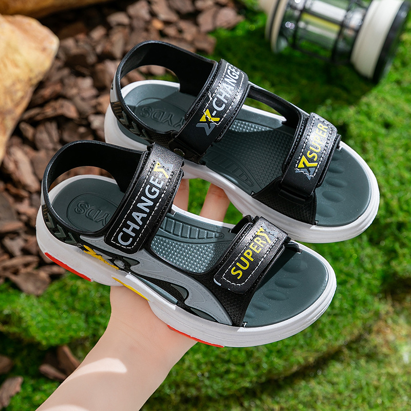 Detské plážové sandále - priedušný PVC vrchný diel, PVC podrážka, zapínanie na suchý zips, vzor s písmenami