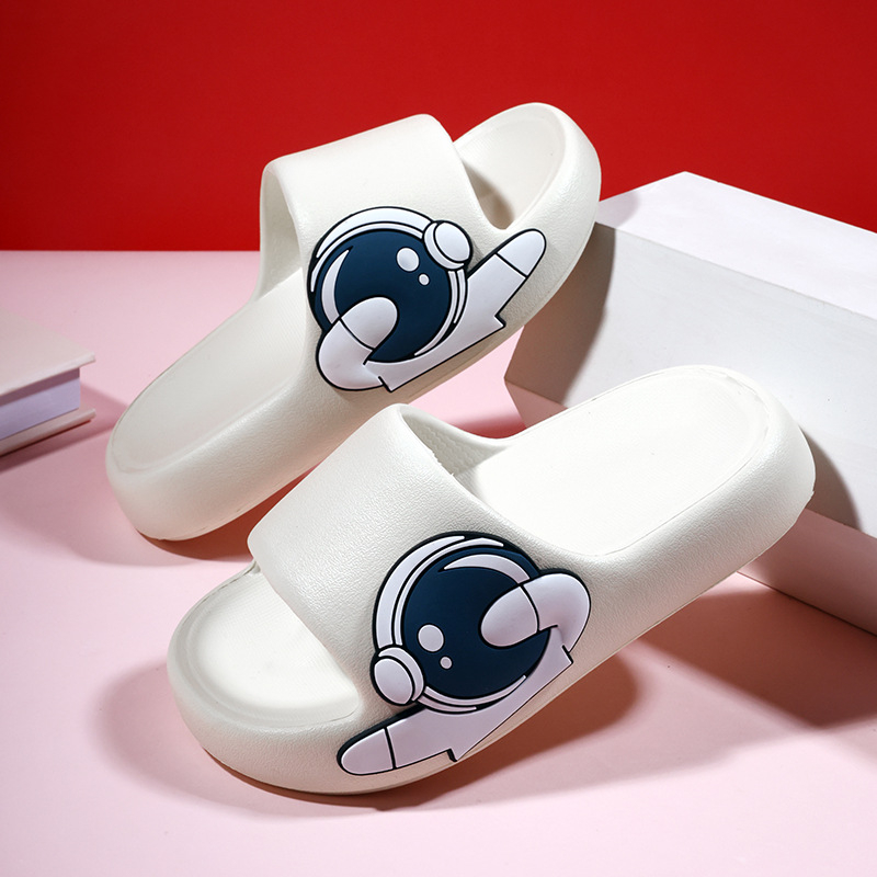 Vaikų šlepetės – EVA viršus ir EVA padas, karikatūros raštas, kvėpuojančios ir neslidžios, vaikams nuo 4 iki 16 metų.