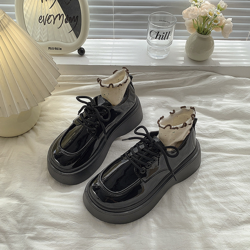 Moteriški Mary Jane loaferiai britiško stiliaus su stora padu, PU patent viršus, apvali nosis, vidutinio aukščio kulnas 3–5 cm