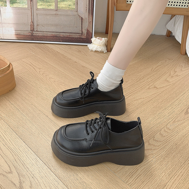 Moteriški Mary Jane loaferiai britiško stiliaus su stora padu, PU patent viršus, apvali nosis, vidutinio aukščio kulnas 3–5 cm