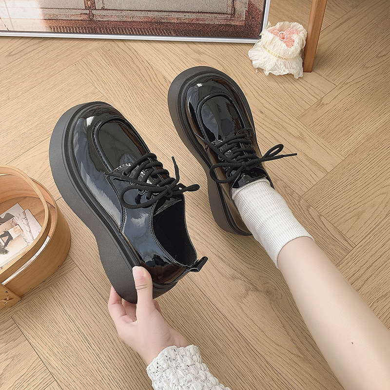 Moteriški Mary Jane loaferiai britiško stiliaus su stora padu, PU patent viršus, apvali nosis, vidutinio aukščio kulnas 3–5 cm