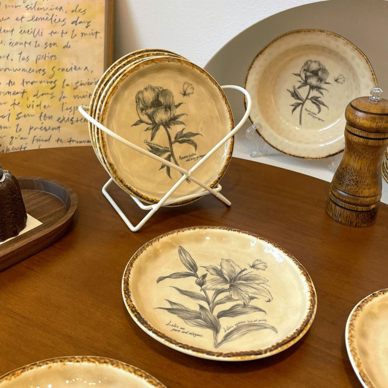 Keramický dezertný tanier v retro štýle, kruhový tvar, podglazúrne farbenie