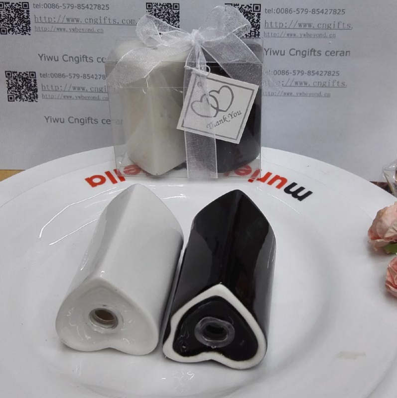 Srdcovitá keramická fľaštička na korenie so darčekovým balením, vhodná na svadby