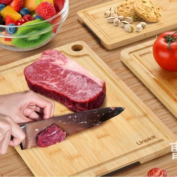 Drevený kuchynský podnos s obojstrannou doskou na krájanie, minimalistický moderný dizajn