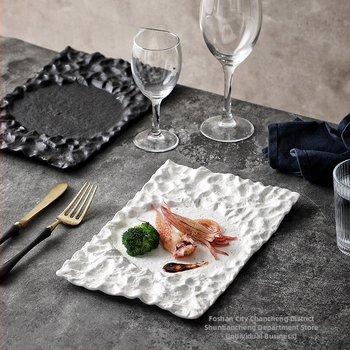 Keramický obdĺžnikový plochý tanier, povrch postriekaný farbou zo spreja, moderný minimalistický štýl, nie je vhodný do mikrovlnky