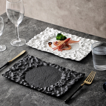 Keramický obdĺžnikový plochý tanier, povrch postriekaný farbou zo spreja, moderný minimalistický štýl, nie je vhodný do mikrovlnky