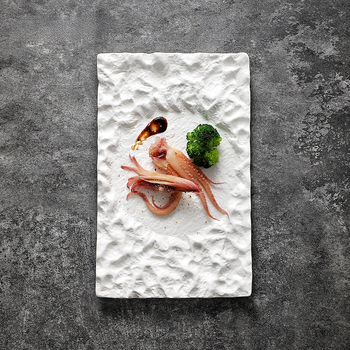 Keramický obdĺžnikový plochý tanier, povrch postriekaný farbou zo spreja, moderný minimalistický štýl, nie je vhodný do mikrovlnky