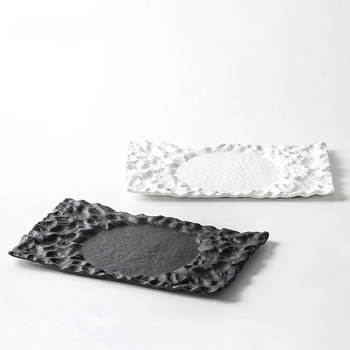 Keramický obdĺžnikový plochý tanier, povrch postriekaný farbou zo spreja, moderný minimalistický štýl, nie je vhodný do mikrovlnky