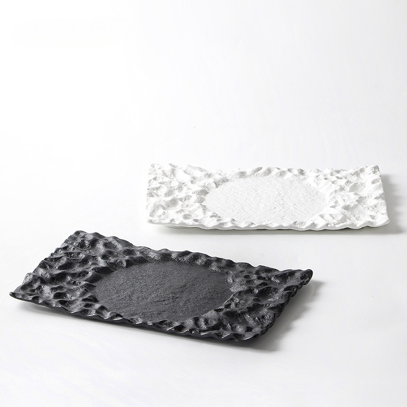 Keramický obdĺžnikový plochý tanier, povrch postriekaný farbou zo spreja, moderný minimalistický štýl, nie je vhodný do mikrovlnky