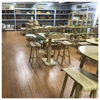 Trojposchodový regál z bambusu a dreva, viacúčelový, prachotesný a odolný voči vlhkosti; vhodný na stolné použitie, do spálne a do obývačky.