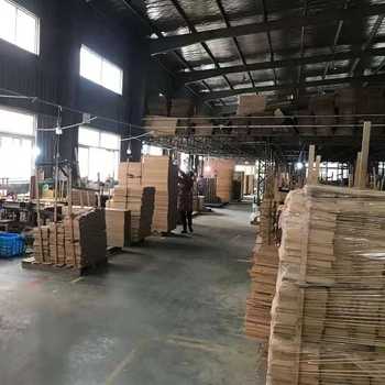 Trojposchodový regál z bambusu a dreva, viacúčelový, prachotesný a odolný voči vlhkosti; vhodný na stolné použitie, do spálne a do obývačky.