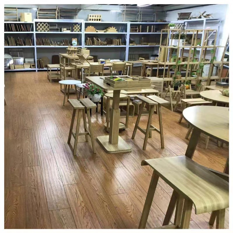 Trojposchodový regál z bambusu a dreva, viacúčelový, prachotesný a odolný voči vlhkosti; vhodný na stolné použitie, do spálne a do obývačky.