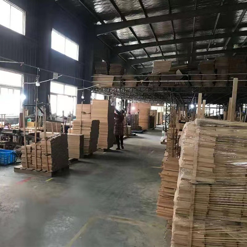 Trojposchodový regál z bambusu a dreva, viacúčelový, prachotesný a odolný voči vlhkosti; vhodný na stolné použitie, do spálne a do obývačky.