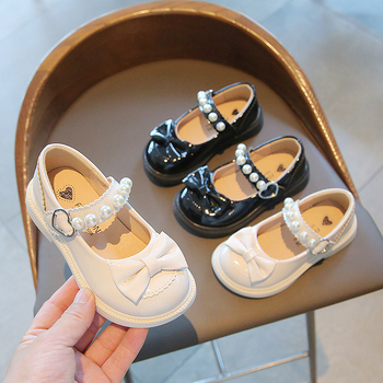 Dievčenské topánky – princezná, vrchný materiál syntetická koža, podrážka z kompozitu, zapínanie na suchý zips, jar