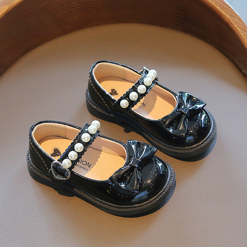 Dievčenské topánky – princezná, vrchný materiál syntetická koža, podrážka z kompozitu, zapínanie na suchý zips, jar