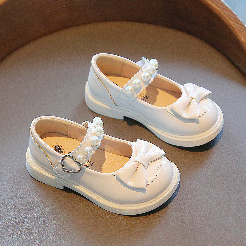 Dievčenské topánky – princezná, vrchný materiál syntetická koža, podrážka z kompozitu, zapínanie na suchý zips, jar