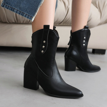 Riterių batas, aštrus galiukas, storas kulnas, kulno aukštis 6–8 cm, žemas vamzdelis