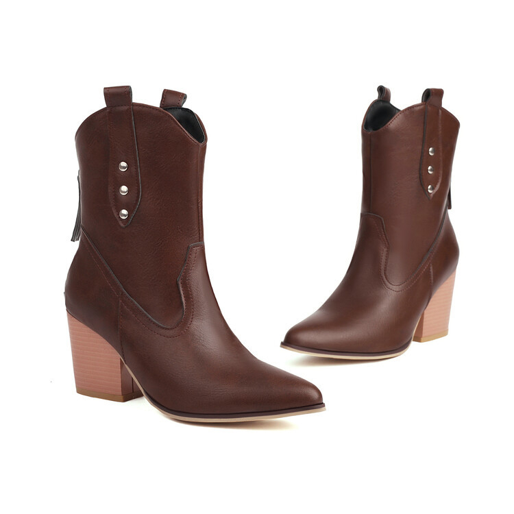 Riterių batas, aštrus galiukas, storas kulnas, kulno aukštis 6–8 cm, žemas vamzdelis