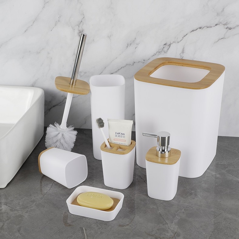 Sada na čistenie kúpeľne s elektroplatinovým povrchom — toaletná kefa s jemnými štetinami, mydlová miska, hydraulická šálka; Materiál: PP