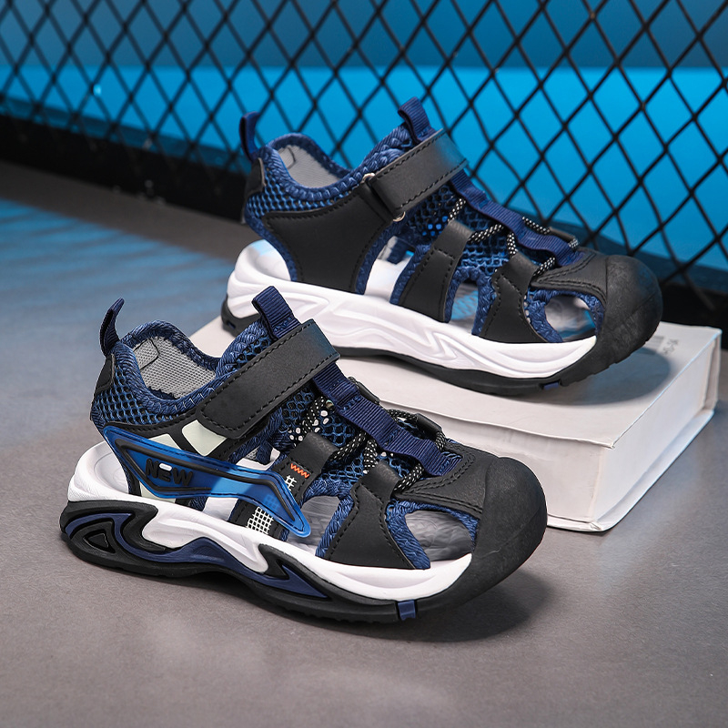 Detské sandále s uzavretou špičkou, vrchný diel s károvaným vzorom, ľahké, protišmyková podrážka z TPR, zapínanie na Velcro, bežná obuv