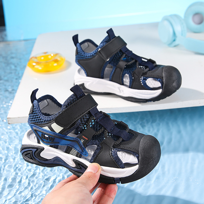 Detské sandále s uzavretou špičkou, vrchný diel s károvaným vzorom, ľahké, protišmyková podrážka z TPR, zapínanie na Velcro, bežná obuv