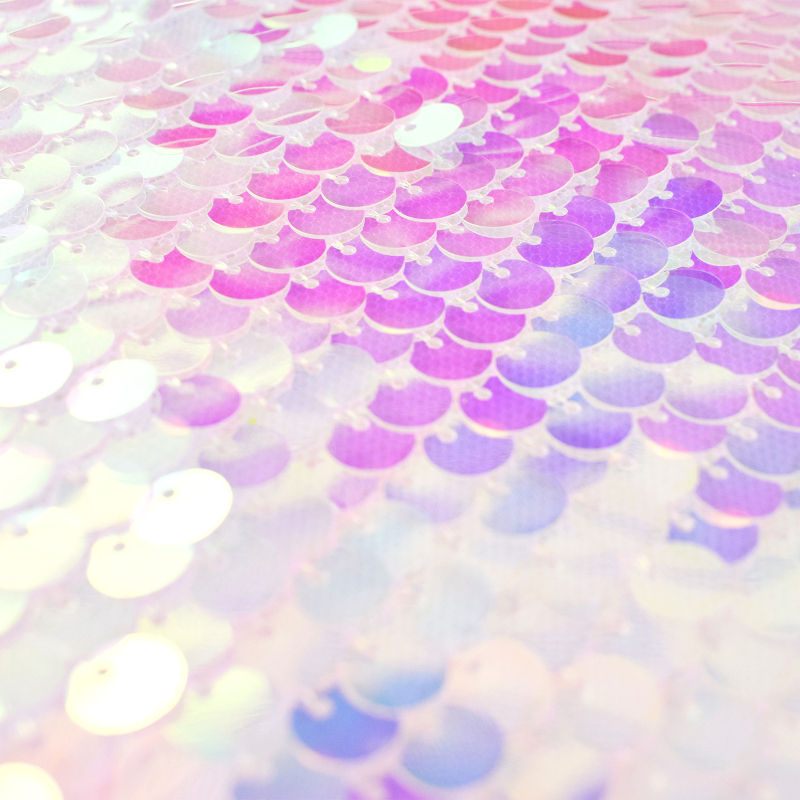 Vyšívané pozadie pre svadobnú výzdobu – polyester, polotienenie (40–70%), vhodné do obývačky, spálne a obchodných priestorov