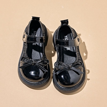 Mergaitei skirti korejiško stiliaus dirbtinės odos bateliai, dryžuotas dizainas, keli dirželiai, kvadratinė nosis, Velcro užsegimas, plokščias kulnas, guminė danga