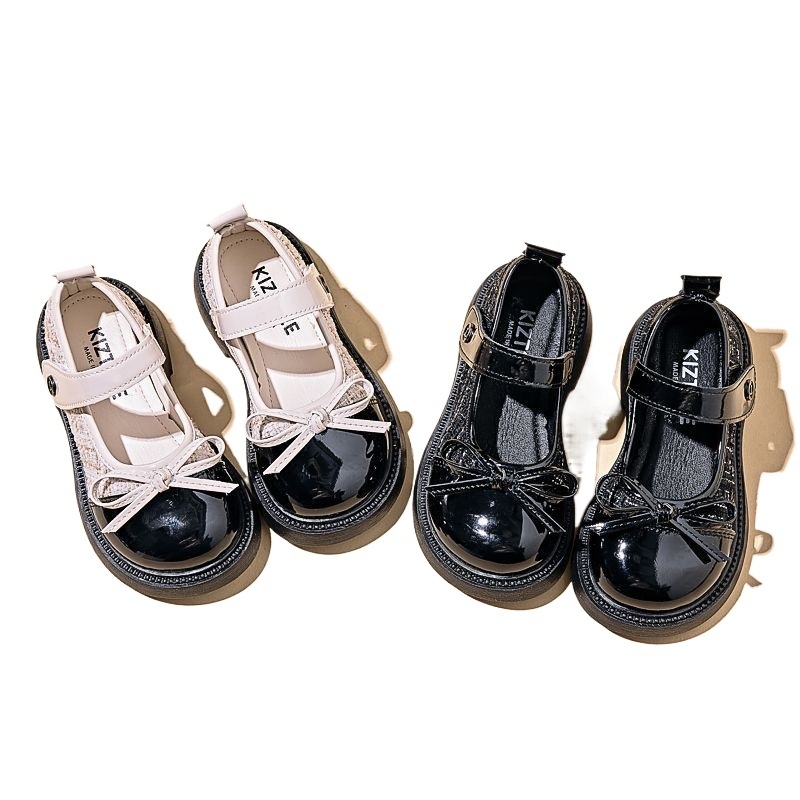 Mergaitei skirti korejiško stiliaus dirbtinės odos bateliai, dryžuotas dizainas, keli dirželiai, kvadratinė nosis, Velcro užsegimas, plokščias kulnas, guminė danga