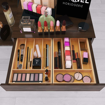 Bambusový organizér do kuchynskej zásuvky na riad s teleskopickým deličom — moderný minimalistický štýl, domáce použitie