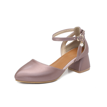 Moteriški sandalai su smailiu nosimiu, sagtimi dirželis, viršus iš dirbtinės PU, kvėpuojanti įdėklas, gumos padas, vidutinio aukščio kulnas 3-5 cm