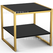 Τραπέζι σαλονιού με επιφάνεια από συμπαγές ξύλο και μεταλλικό πλαίσιο, τετράγωνη γωνία, χώρος αποθήκευσης, μοντέρνο μινιμαλιστικό στυλ.