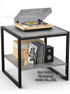 Kávový stolík s doskou z masívneho dreva a kovovým rámom, štvorcový roh, úložný priestor, moderný minimalistický štýl.