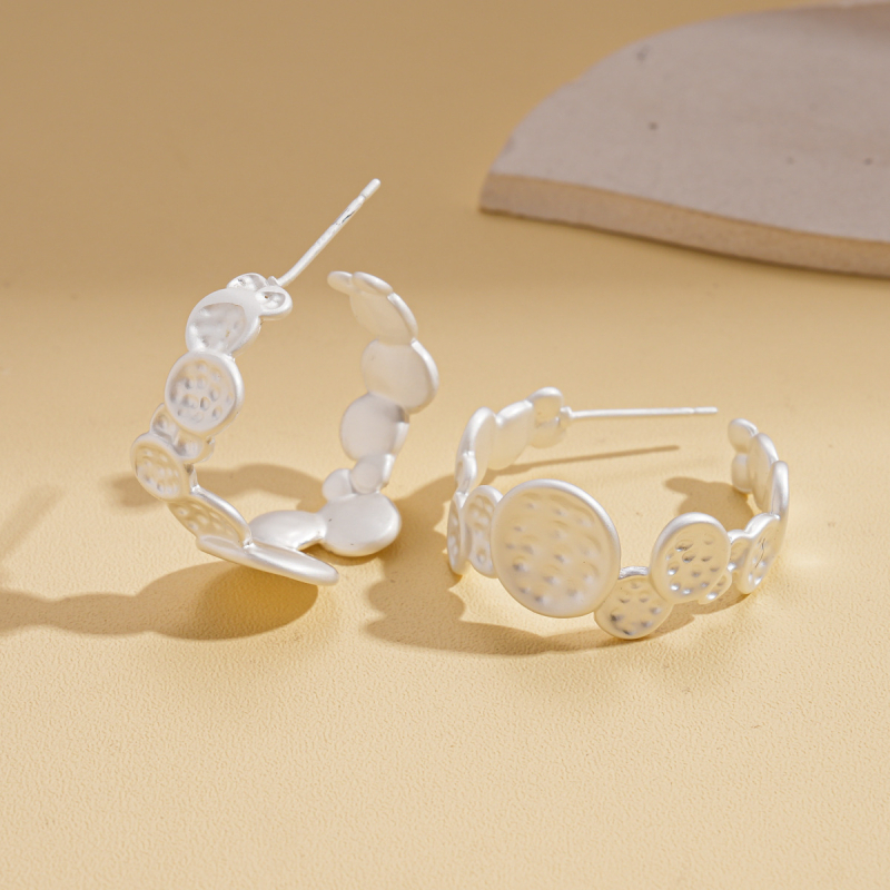 WE4996 925 strieborné geometrické náušnice s klinovým zapínaním v tvare C – elektroplatované, štýl Old Money