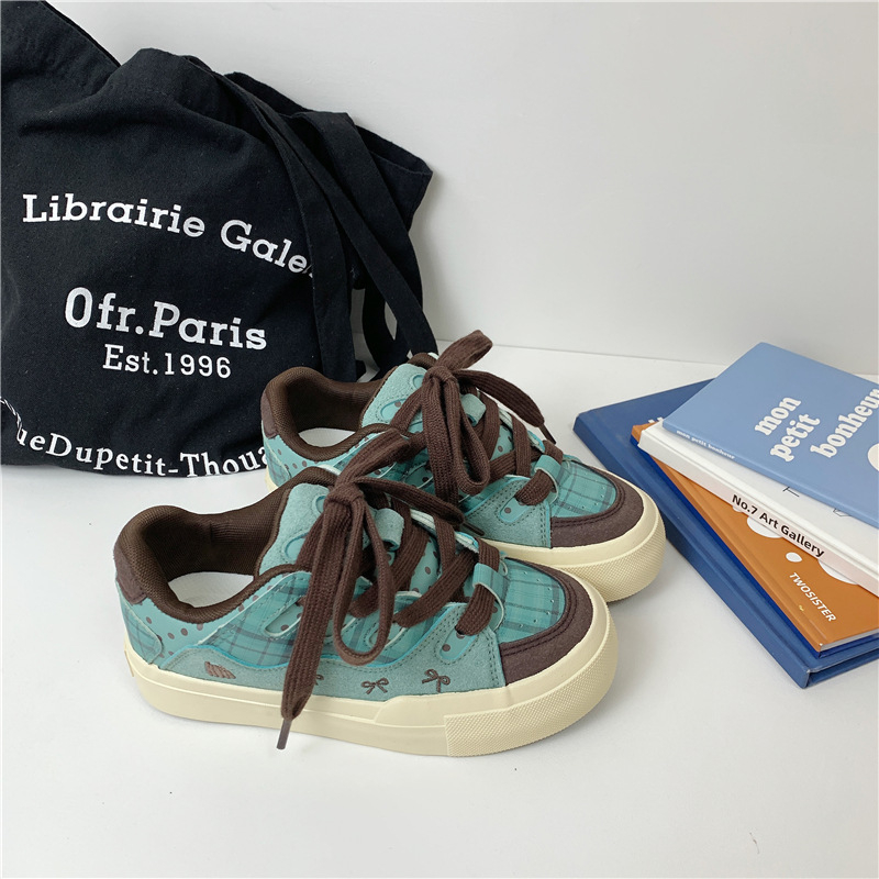 Moteriški kanvas bateliai - žemas profilis, raišteliai, viršus iš dirbtinės PU, guminė padas, kvėpuojantys.