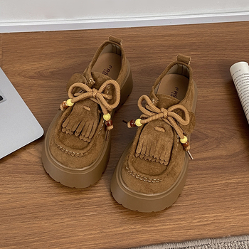 Velūriniai loaferiai su priekiniais raišteliais, apvali nosis, platforma, vidutinio aukščio kulnas 3-6 cm, gumos padas